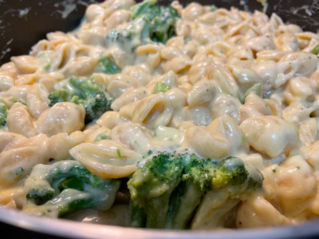 The Easiest Creamy Broccoli Mac and Cheese - Daily Recipes