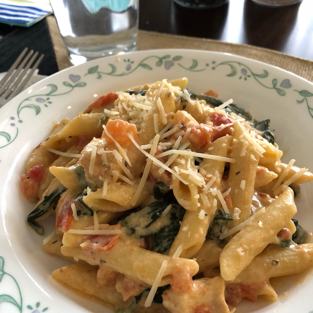 Chicken Bacon and Pasta with Spinach and Tomatoes in Garlic Cream Sauce ...
